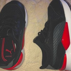 Toddler Black + Red Puma Slip on Sneakers🖤❤️